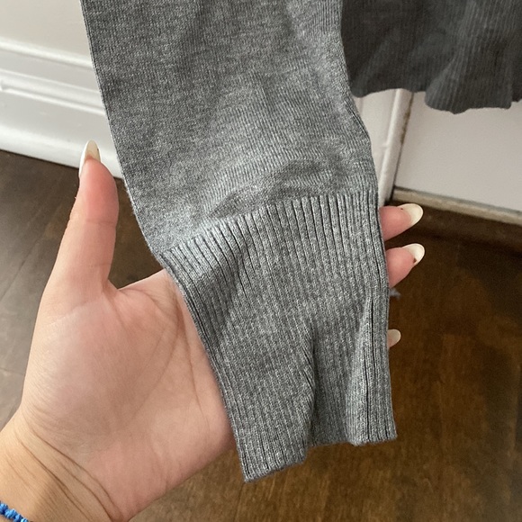 3 for $20 - Guess Round Neck Long Sleeve - Picture 6 of 8